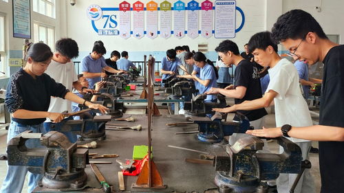 云南中烟红塔集团大理卷烟厂开展青年钳工技能提升培训
