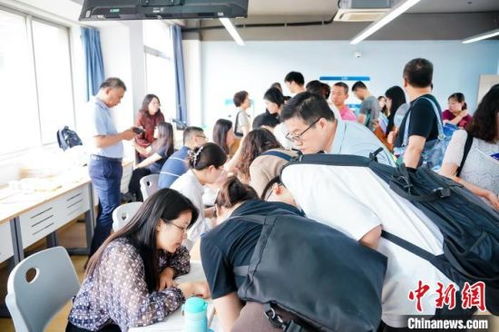 中新教育 上海举办大型高招咨询会 全国近百所高校现场答疑